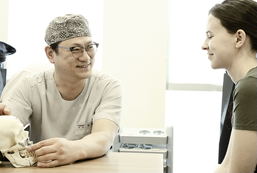 윤창운원장이 환자의 얼굴골격에 대해 설명중