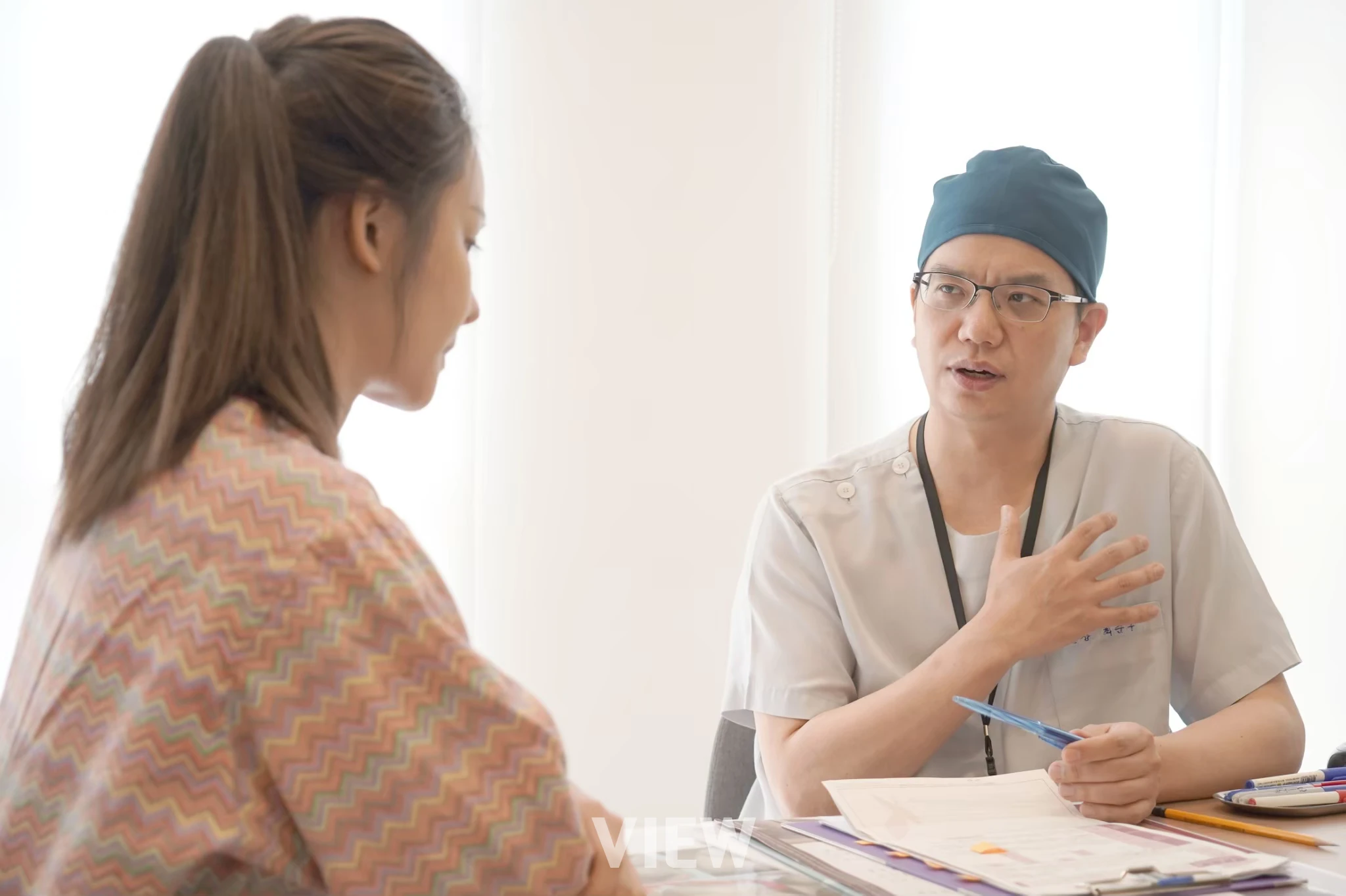 Plastic surgeon explaining a personalized treatment plan to a patient during a one-on-one medical consultation.