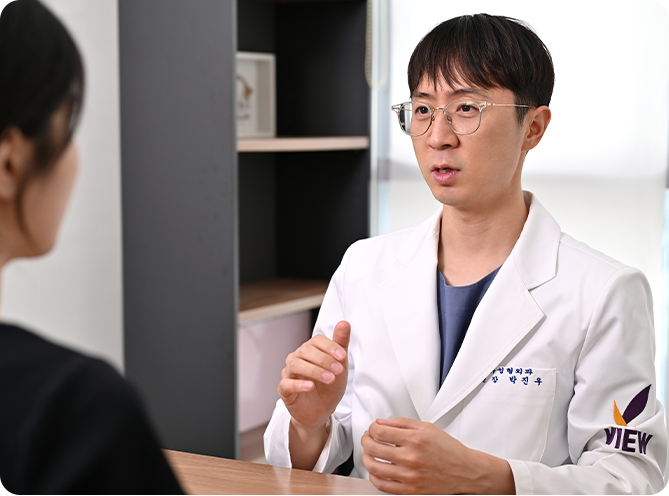 VIEW plastic surgeon explaining a treatment plan to a patient during a consultation